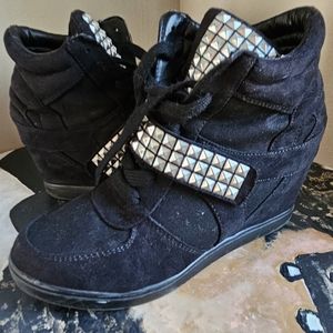 STUD SNEAKERS